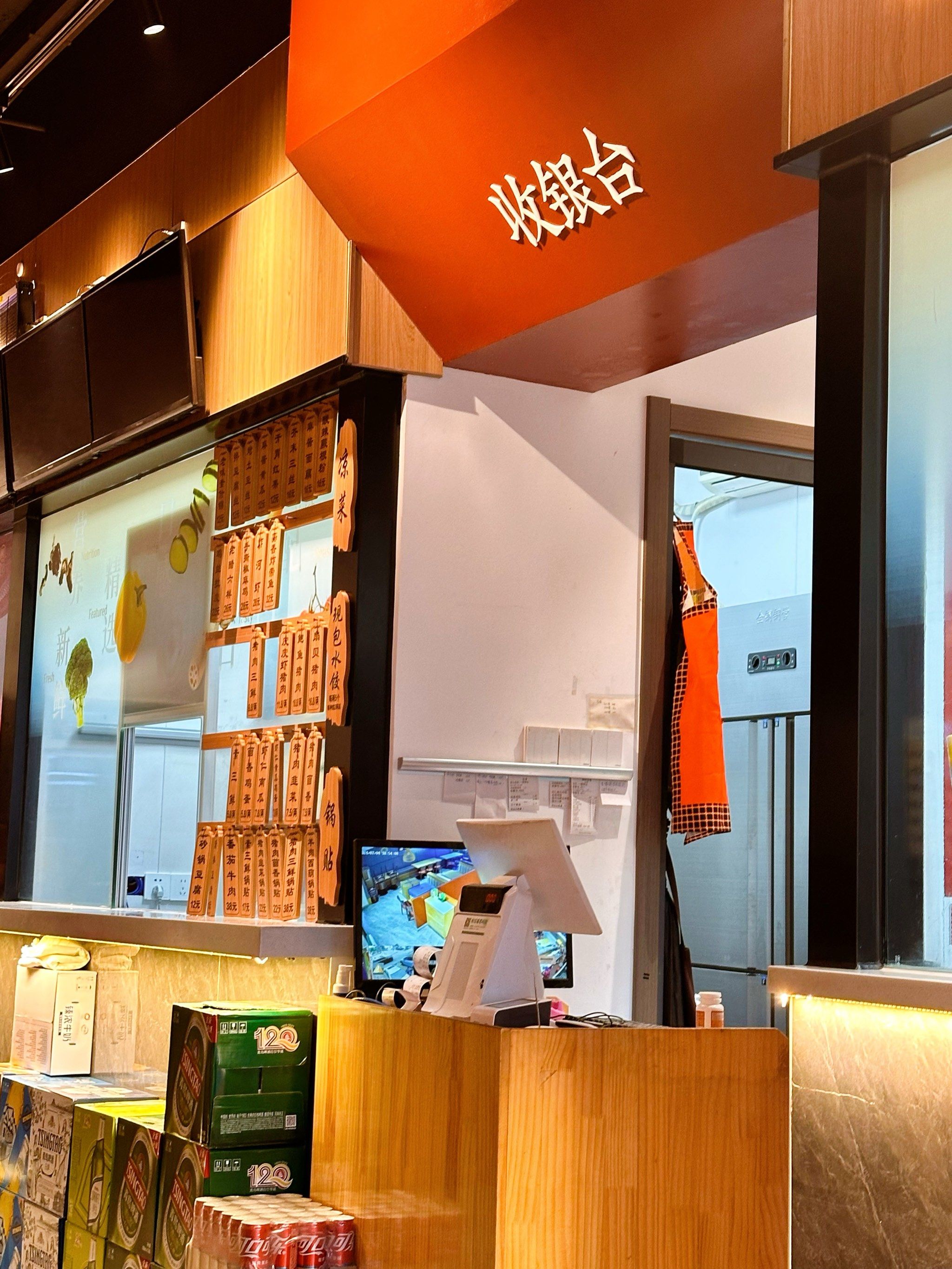 饺子现包现煮,所以上菜会慢.[服务铃]服务