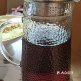 工作人员很早就不让排队等位了。其实在叫号的过程中