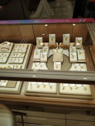 -六福珠寶(百联南方购物中心店)