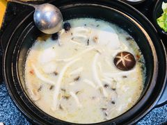 -洪氏嗨捞·广东猪肚鸡·椰子鸡火锅(西咸万象城店)