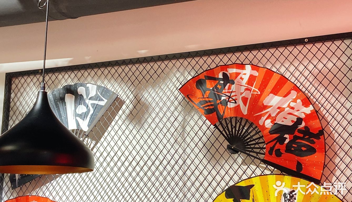 非常火的湘菜馆子，饭点都是排大队…