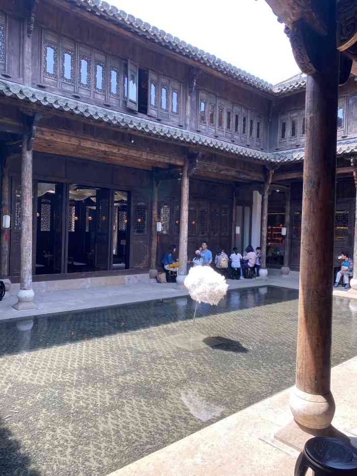 朵云书院·广富林店-"朵云书院 1)店面位置:广富林店位于松.