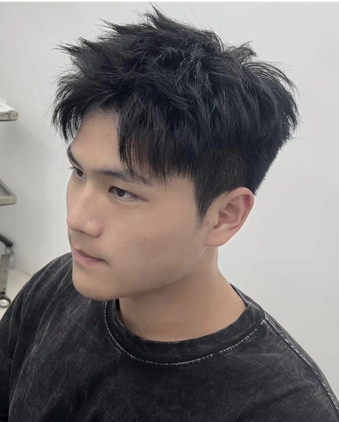 特别是对于那些颧骨较高低额头的男生来说前刺发型能够很好地修饰
