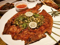 香茅草烤鲈鱼-一坐一忘云南菜(卓悦中心)