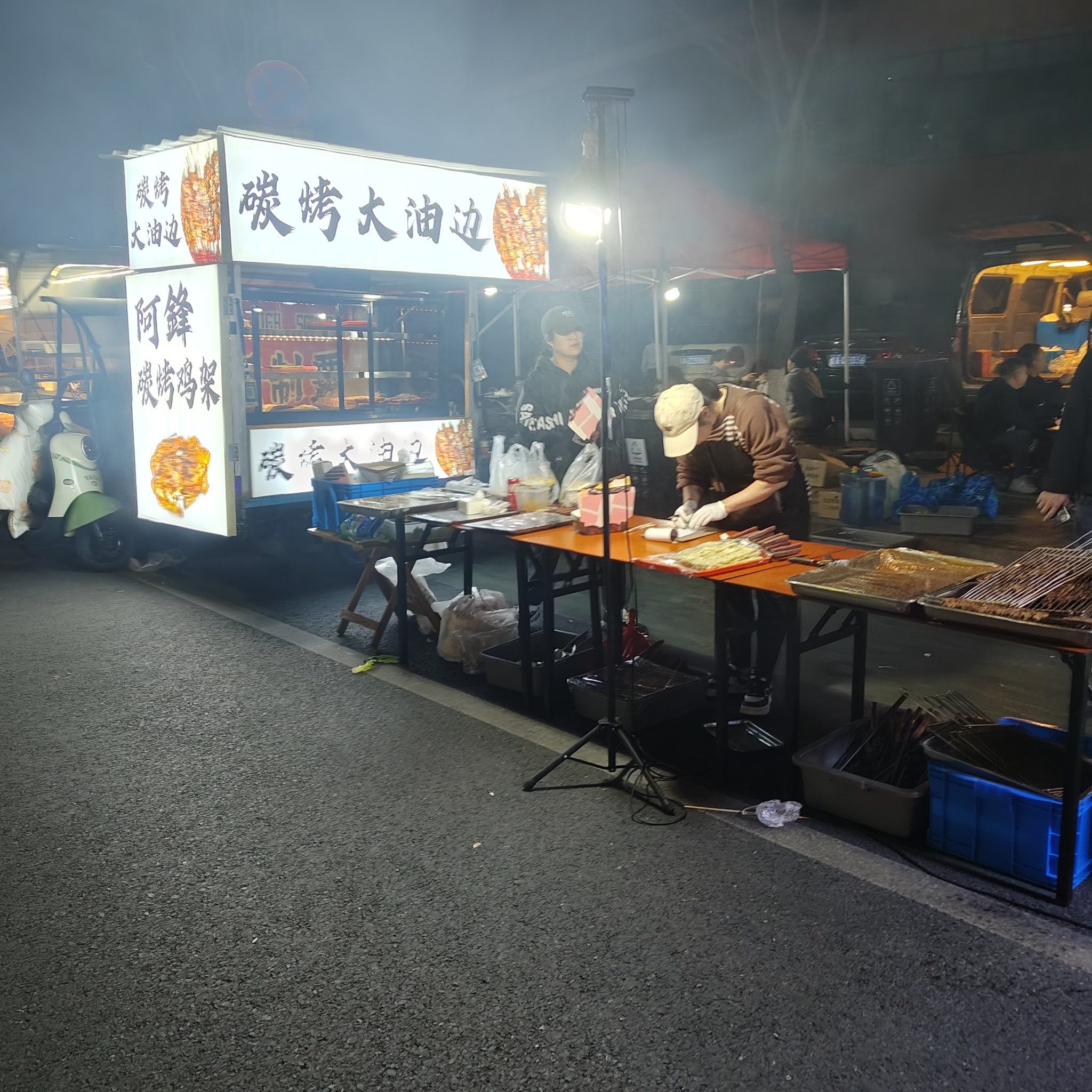 周五啦,今天杭州的天气实在太好
余之城的夜市一整个爆满状态,吃货