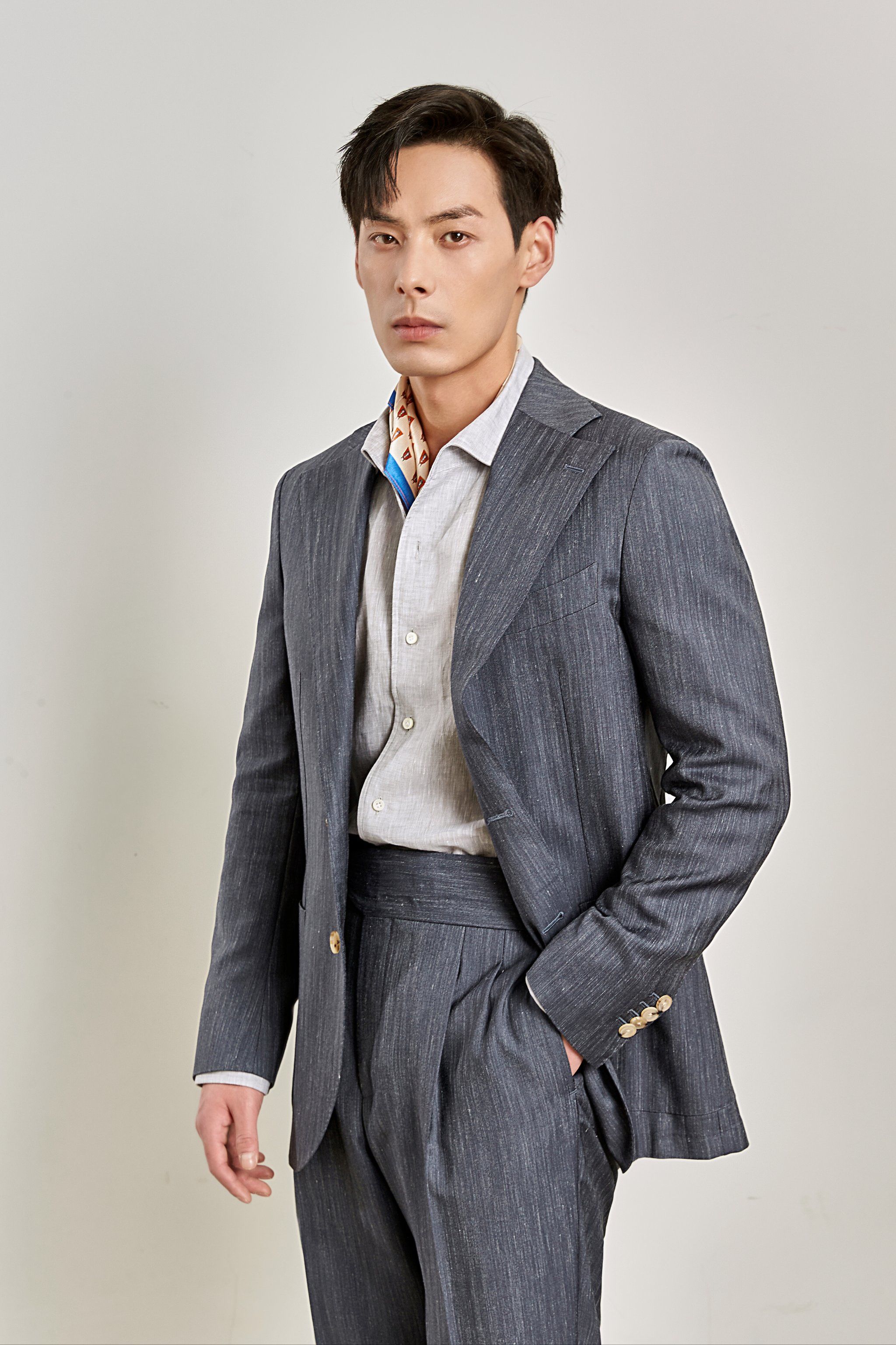 西装巧妙配饰"丝巾"