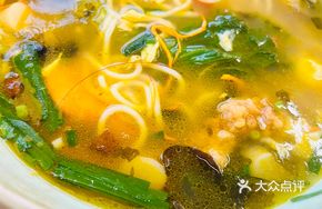 Signature Sour and Spicy Chicken Soup Cross-Bridge Rice Noodles