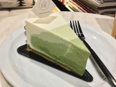 抹茶渐变慕斯-彳亍咖啡·这里(水湾路店)