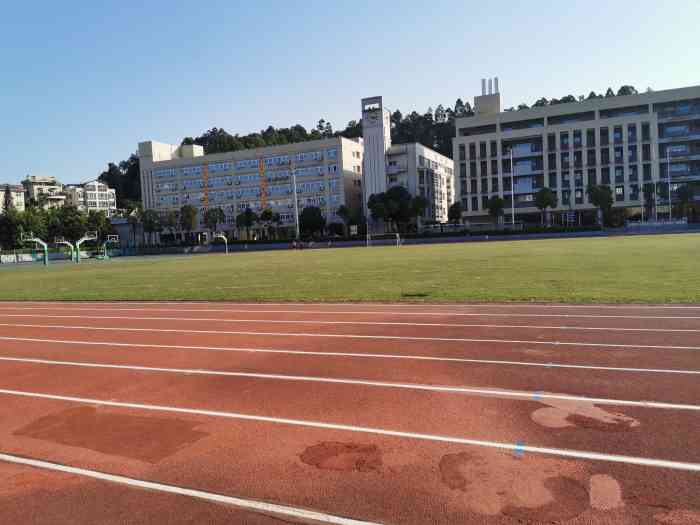 观澜第二中学——整个学校环境非常棒很喜欢教室的设计靠门的那边有一