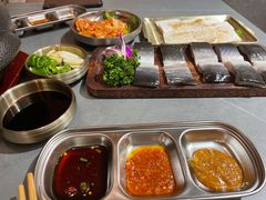 -围炉肉舍•炭烤活鳗•丹东海鲜烤肉(步行街店)