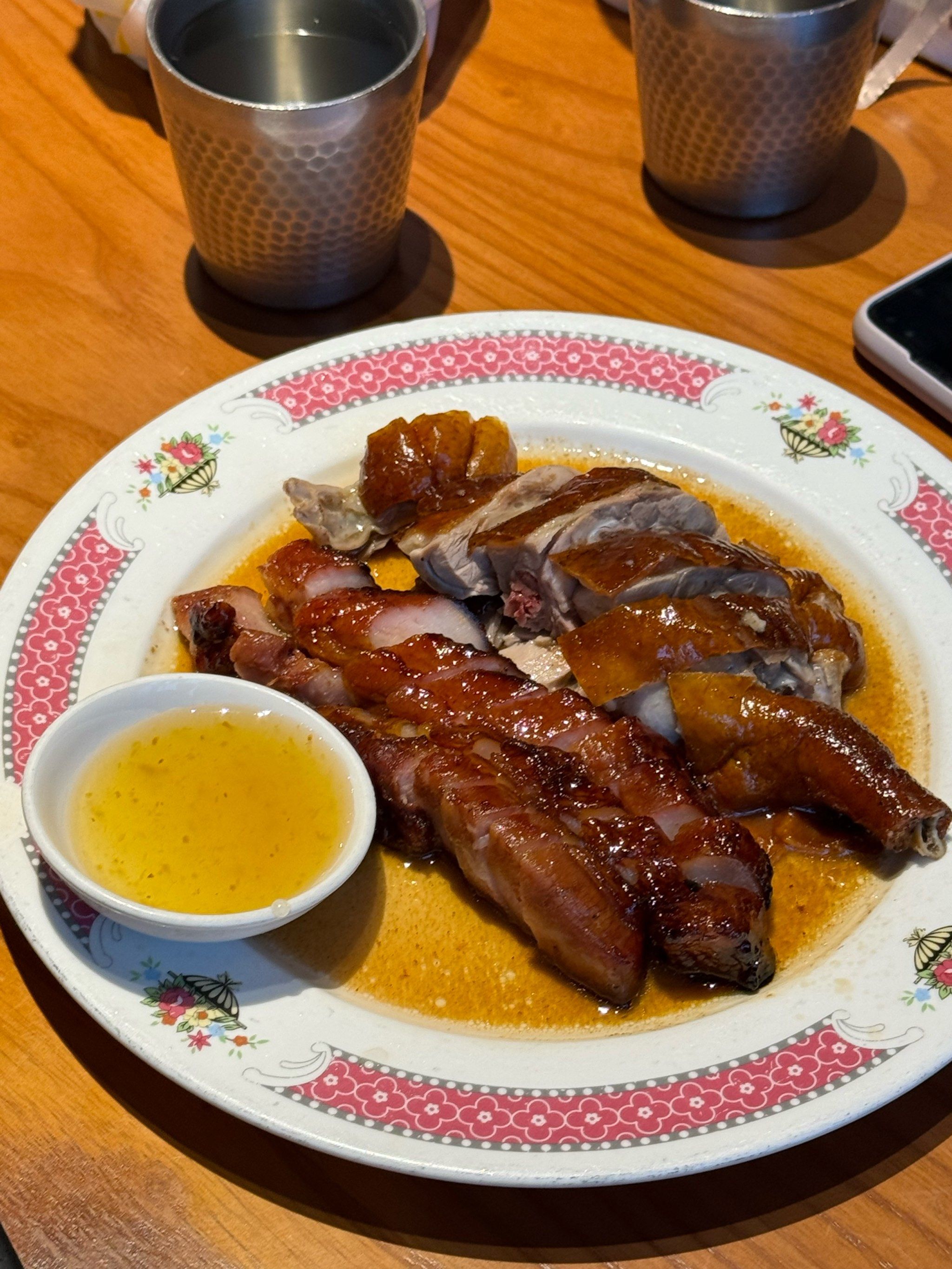 烧鸡烧鸭非常香 环境优美 有那种港式的氛围了