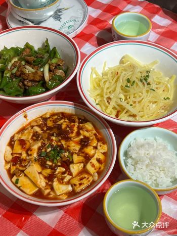 店铺就开在美博城拐弯角那 竹桌小竹椅子搭配很有烟火味