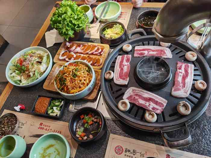 韩景台烤肉(鲁谷店)-"腌制肉类烧烤,口味一般,炉子架不稳,服务.