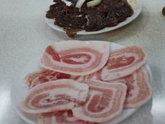 未烤的五花肉和牛肉-大槐树烤肉馆