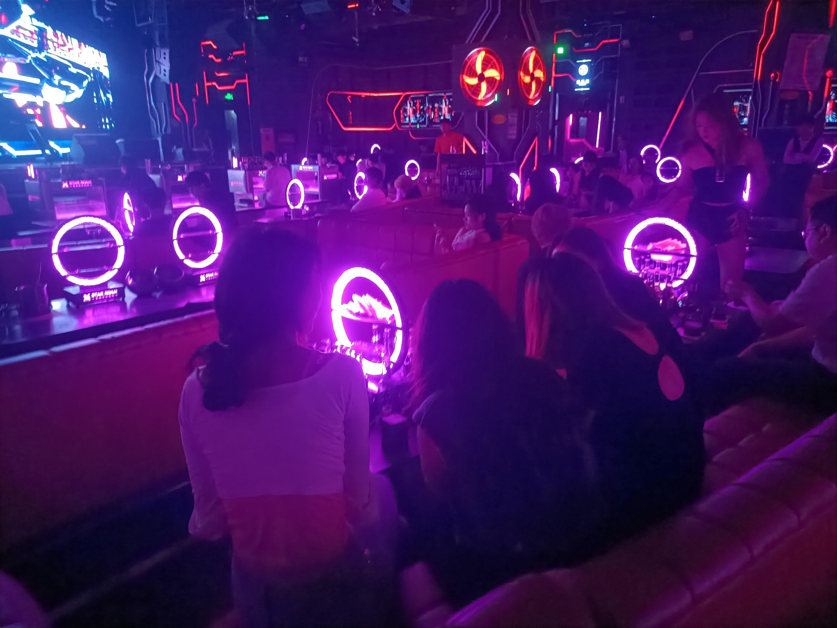 消费大众,经常来玩挺不错的,每次体验都不一样,推荐#一口入夏酒吧指南