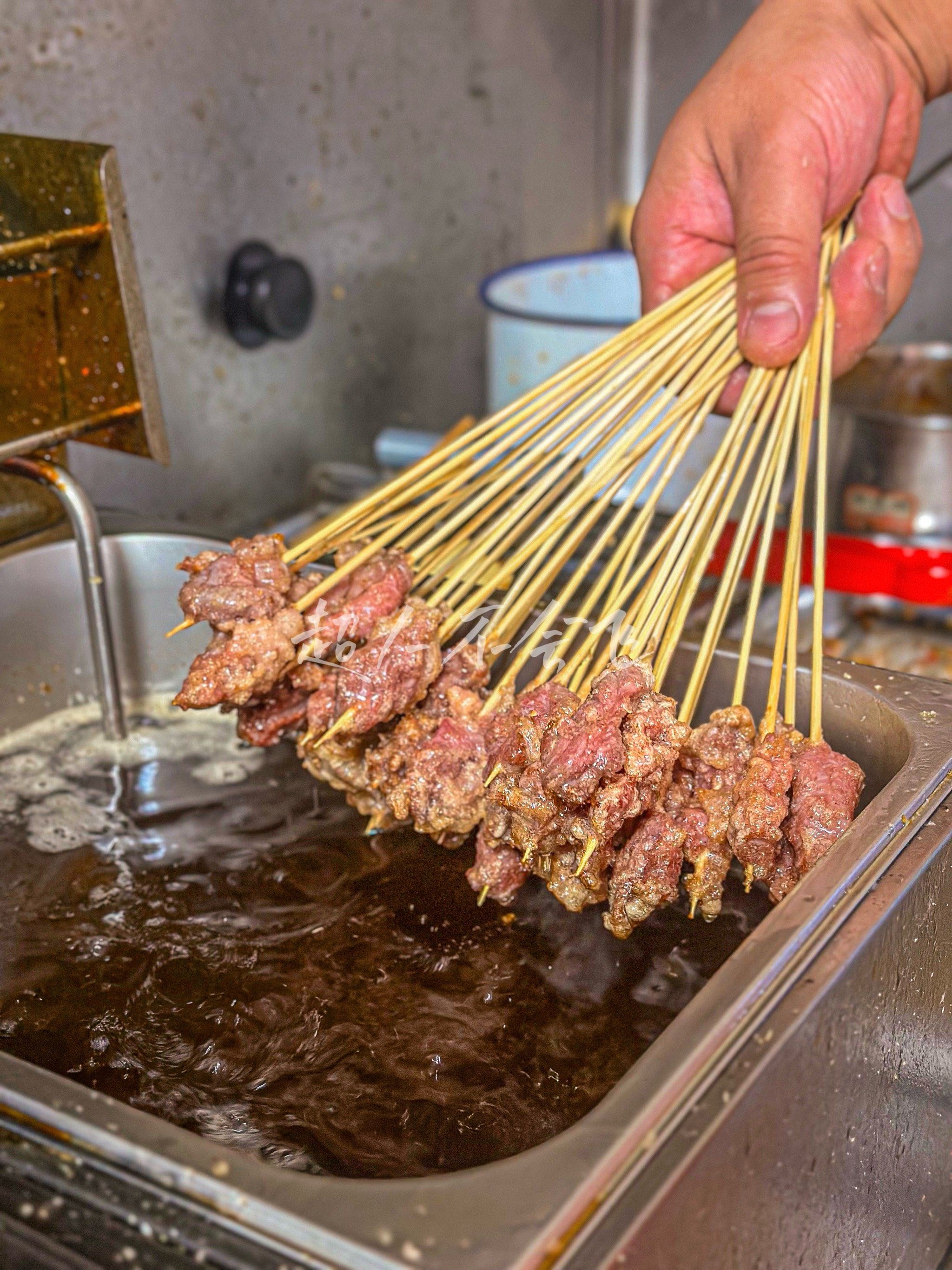 特色是生筋串,铁丝牛肉小串,肉筋串,这些经常出现在烧烤店的食材,居然