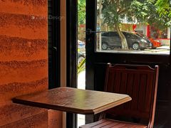 靠窗位-CowCow其其·牛杂咖啡公司(六运店)