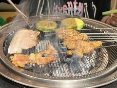 -围炉肉舍•炭烤活鳗•丹东海鲜烤肉(步行街店)