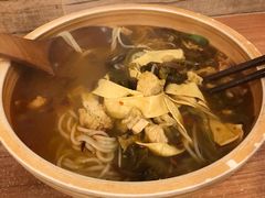 特色酸辣农家酥肉火锅米线-石榴姐•山城小馆(创始店)