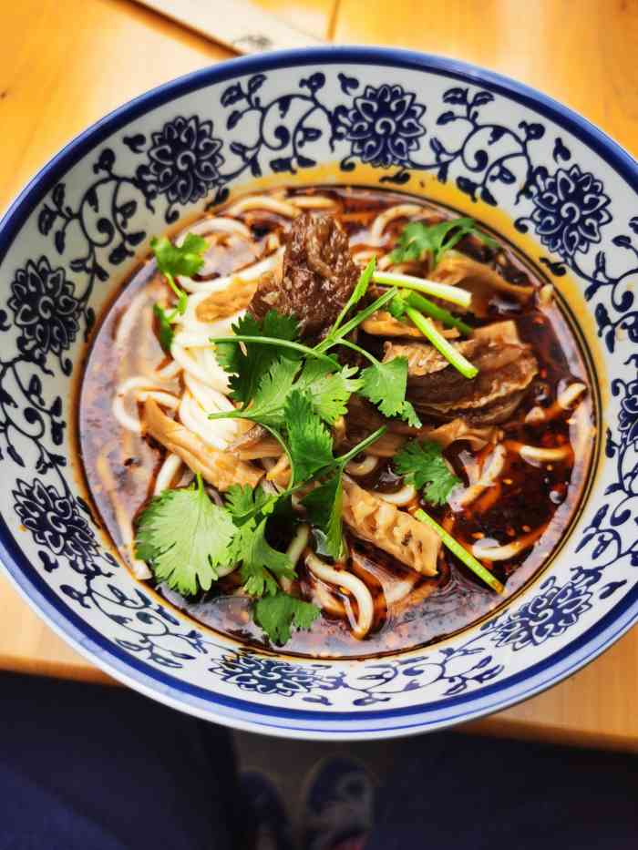 而且那个煎蛋,还是糖心蛋,很巴适笋子牛肉面笋子牛肉面图片