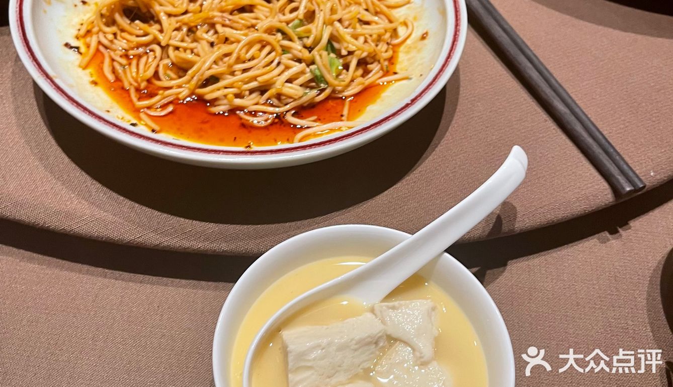 拾久越开越多了。在新京熹楼新京熹品鉴中心包间环境和服务还可以