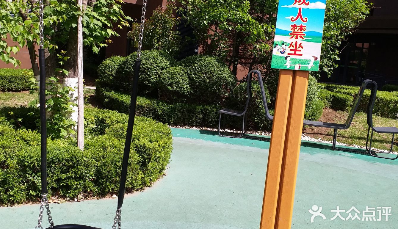 都是家长带着小宝贝来玩儿的,这里有很多的玩具