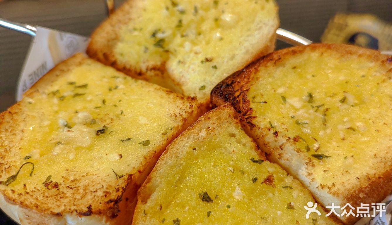 广州探店｜这家披萨黑金店太酷了吧📸 