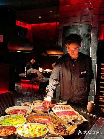 上海烤肉店还有这么帅气小哥哥全程帮烤！