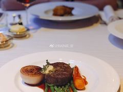 扒牛肉配洋葱-迪拜帆船酒店海底餐厅
