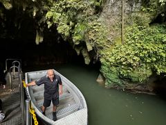 -怀托摩萤火虫洞