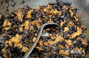 Sour Cabbage with Pork Cracklings