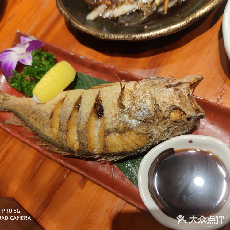 炸黄鱼也是外表被炸的特别酥脆,就是一定要趁热吃