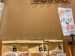 面包甜点陈列柜-天井·丑面包搭咖啡