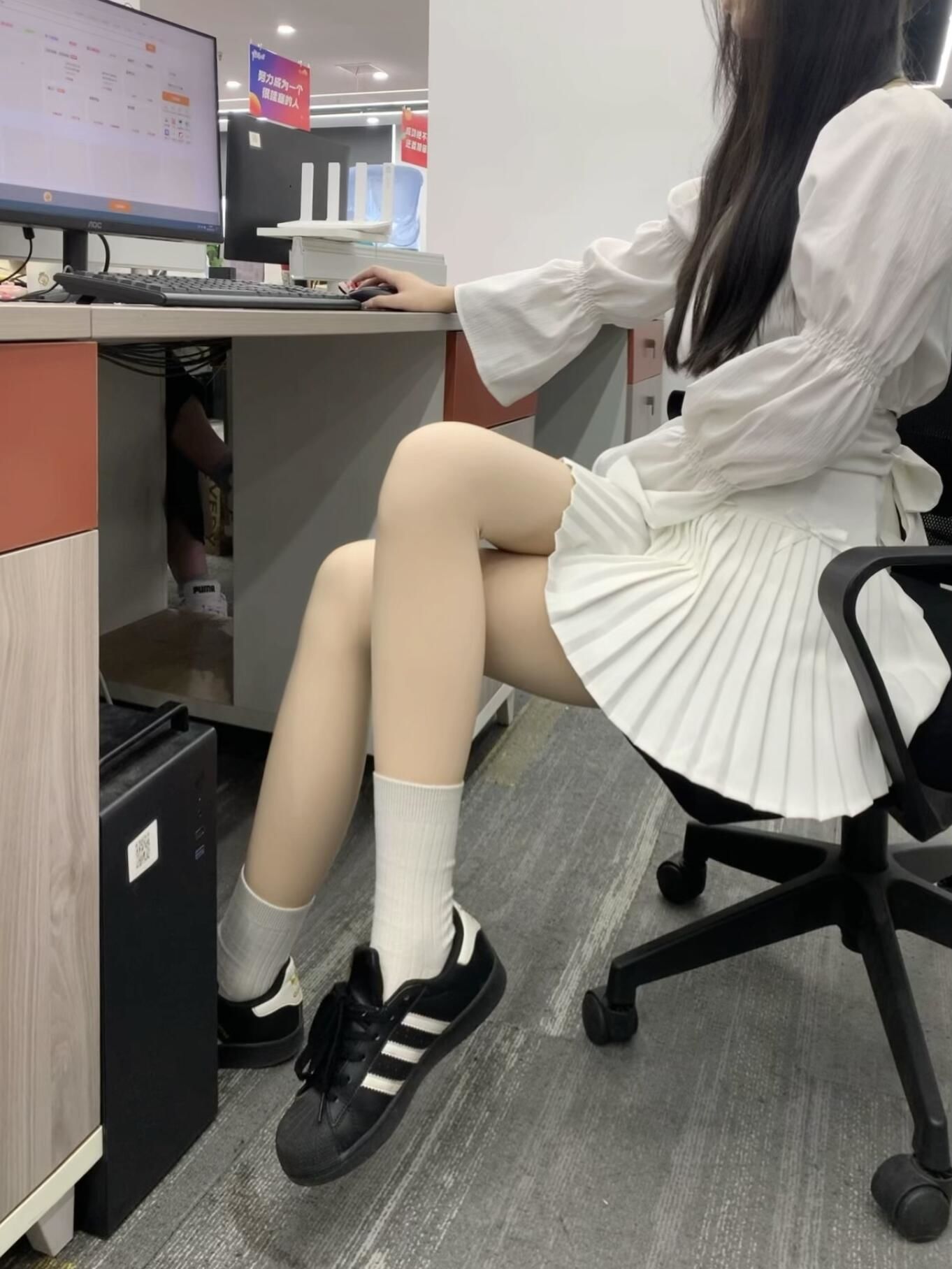 白色法式上衣➕白色百褶裙➕光腿神器的杀伤力太大了!