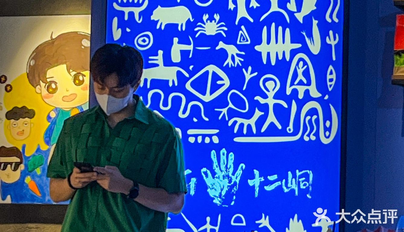 这家老板也太帅了吧…