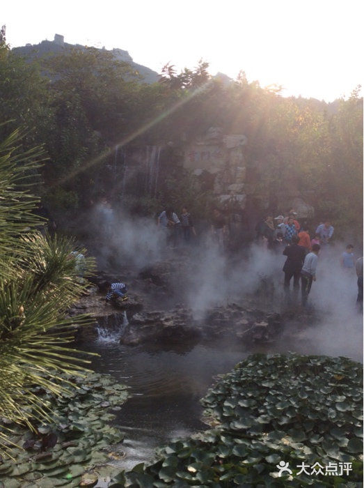 青州云门山风景区大门前水景图片