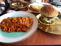 焦糖烤菠萝牛肉汉堡-魏斯理汉堡(西安沣东吾悦店)