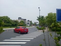-奕欧来上海购物村停车场