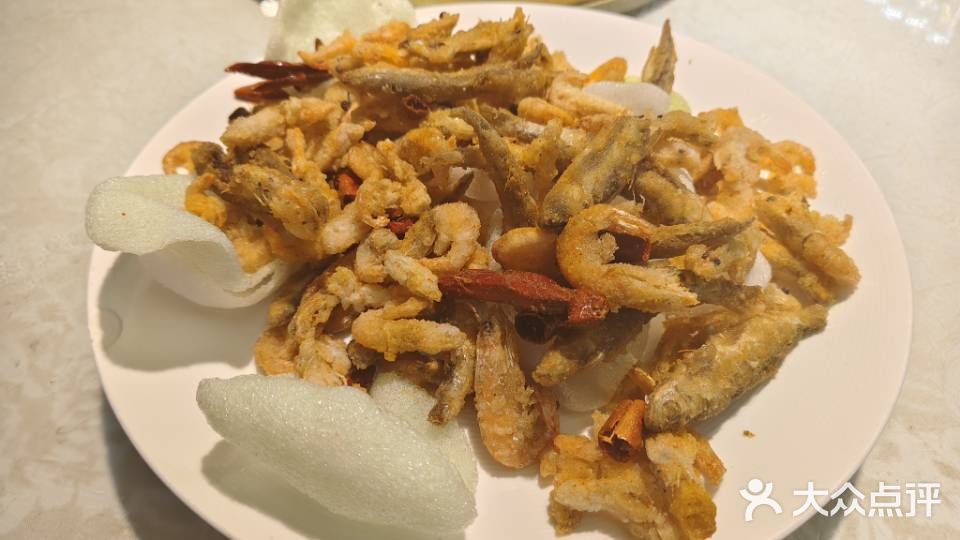 今天和朋友一起来这家餐厅吃饭，氛围特别舒服