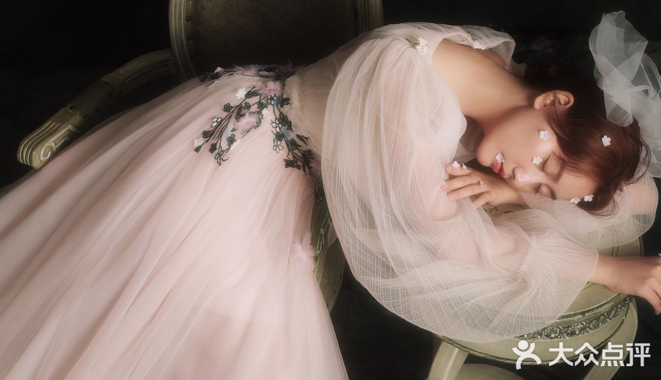 法式复古婚纱照|邂逅一场中世纪的欧洲浪漫