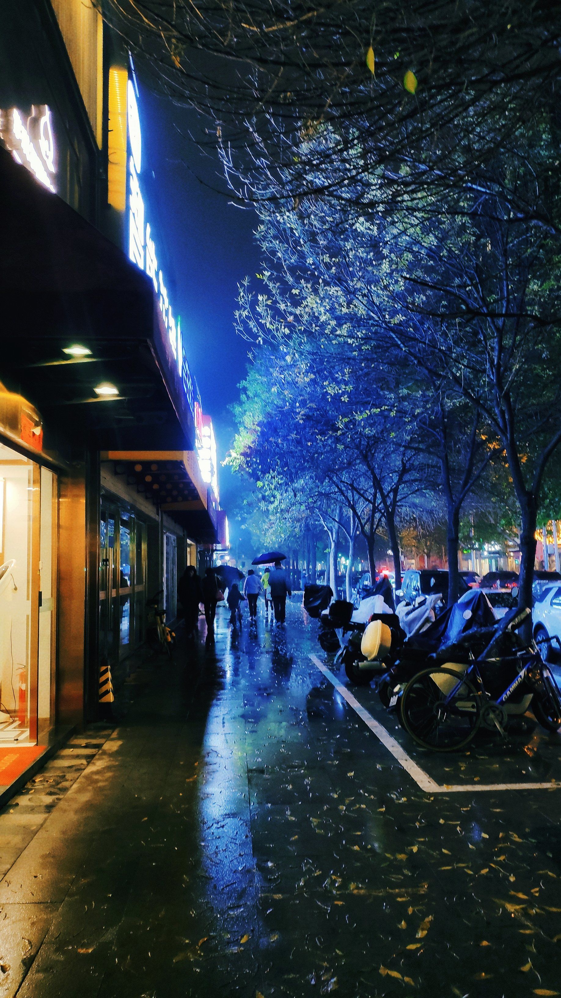 夜幕下的街头巷尾