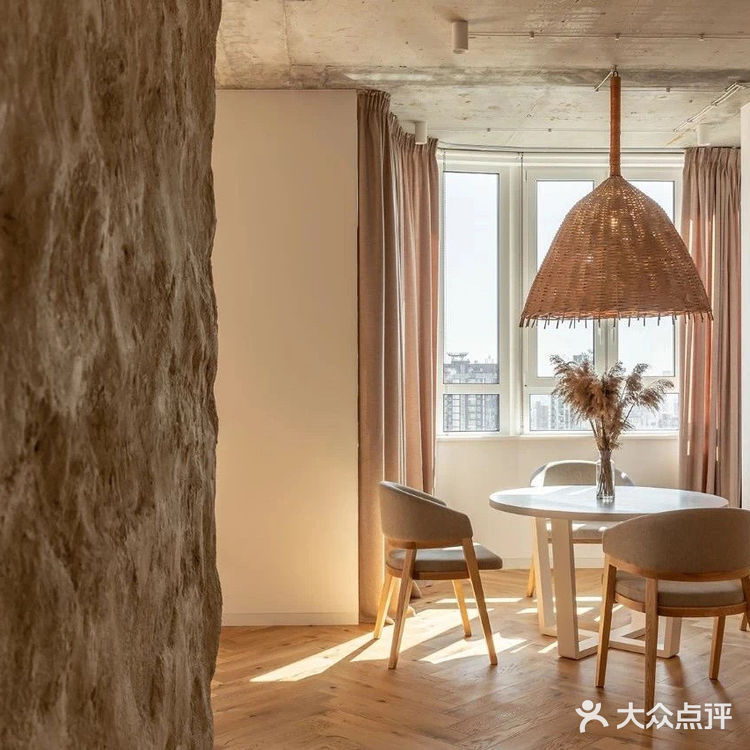 餐厅位于落地窗旁，光线透过暖色窗帘照入室内