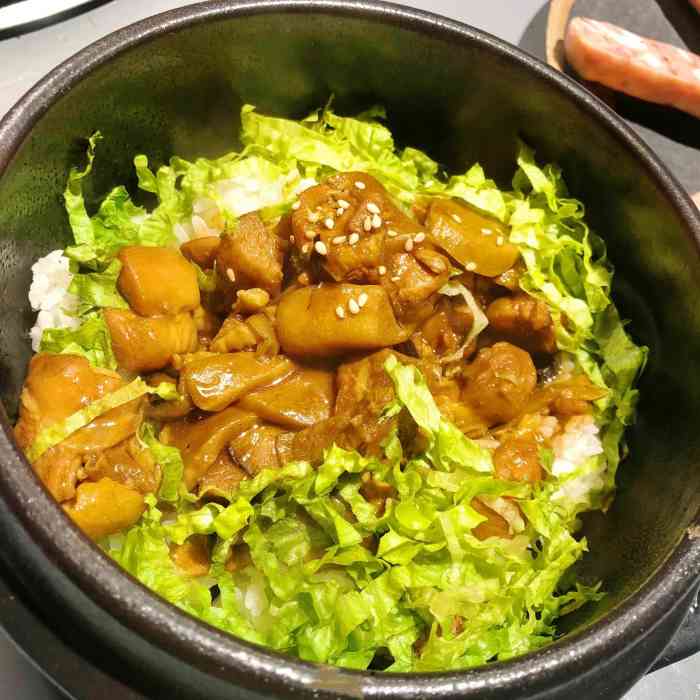 燧人氏烤肉(香港中路店)-"[薄荷]环境:装饰得很原始,墙上用苇草.