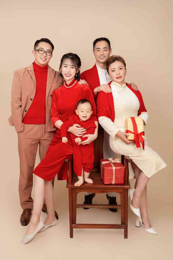 打分 拍了全家福,工作人员很会逗宝宝开心.很有耐心!