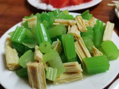 芹菜腐竹-宝瑞门钉肉饼店