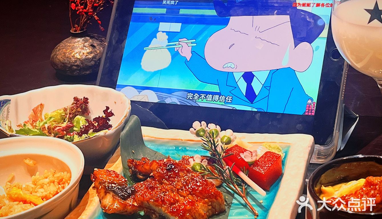 一个人边吃日料边看蜡笔小新是种什么体验？