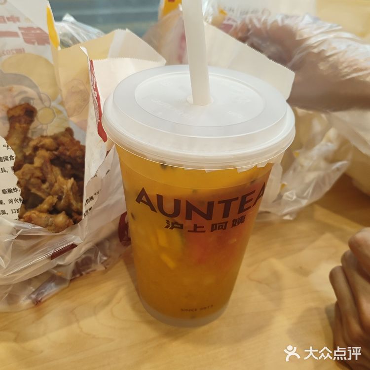 点的招牌麻辣香锅，食材新鲜丰富，藕片脆爽，鸡翅入味