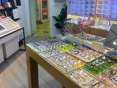 -天空之镜眼镜店蔡司依视路配镜授权零售店(望京颐堤港店)