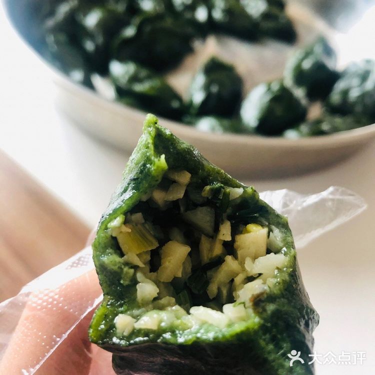 可是今年只能在家体会春天的气息。青团，广州人叫艾糍