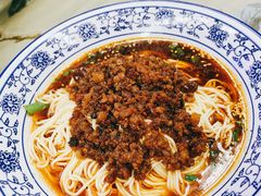 特色炸酱面-渝之汇牛肉豌杂面